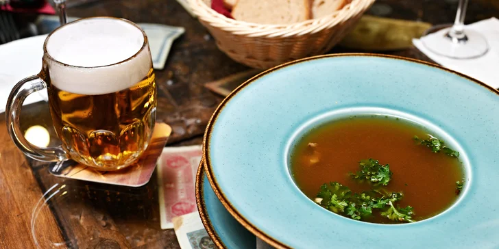 Tříchodové zvěřinové menu pro dva: přípitek, nejrůznější jelení speciality a lívance jako dezert