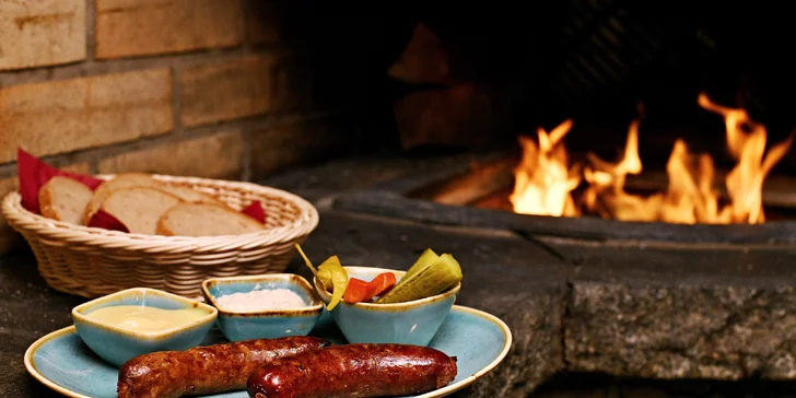 Tříchodové zvěřinové menu pro dva: přípitek, nejrůznější jelení speciality a lívance jako dezert
