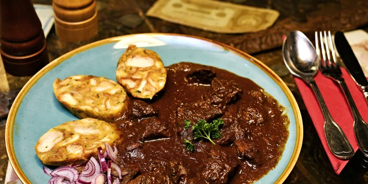 Tříchodové zvěřinové menu pro dva: přípitek, nejrůznější jelení speciality a lívance jako dezert