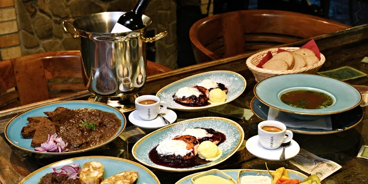 Tříchodové zvěřinové menu pro dva: přípitek, nejrůznější jelení speciality a lívance jako dezert