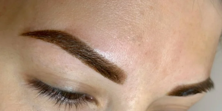 Permanentní make-up: horní oční linky, obočí pudrovou metodou nebo rty