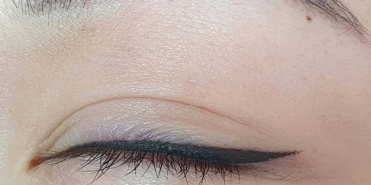Permanentní make-up: horní oční linky, obočí pudrovou metodou nebo rty