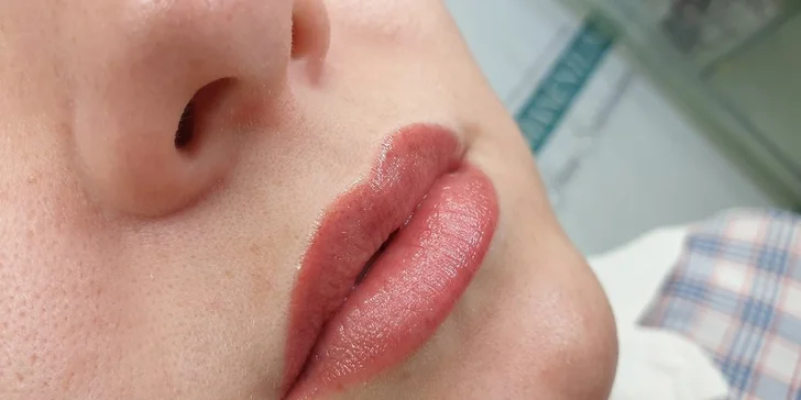 Permanentní make-up: horní oční linky, obočí pudrovou metodou nebo rty
