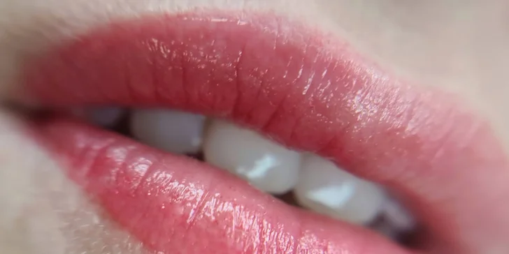 Permanentní make-up: horní oční linky, obočí pudrovou metodou nebo rty
