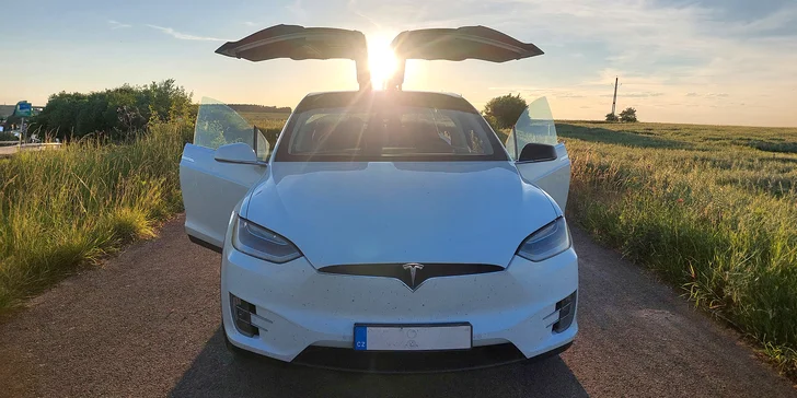 Tesla Model X P90D: 20 min. spolujízdy nebo až 1 hod. řízení