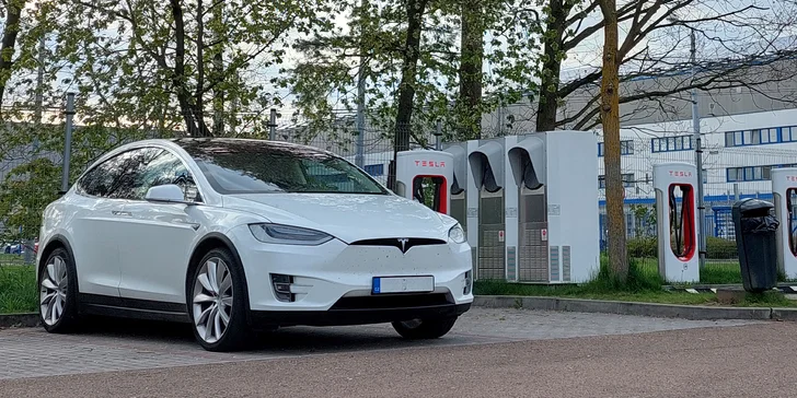 Moderní Tesla Model X P90D: 20 min. spolujízdy nebo až 1 hod. řízení