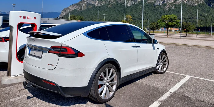 Tesla Model X P90D: 20 min. spolujízdy nebo až 1 hod. řízení