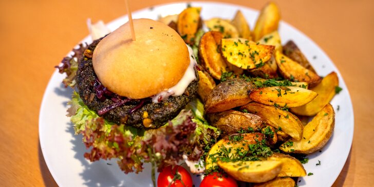 Vegan batátový, řepový i špenátový burger s hranolky a domácí limonádou pro 1-2 osoby