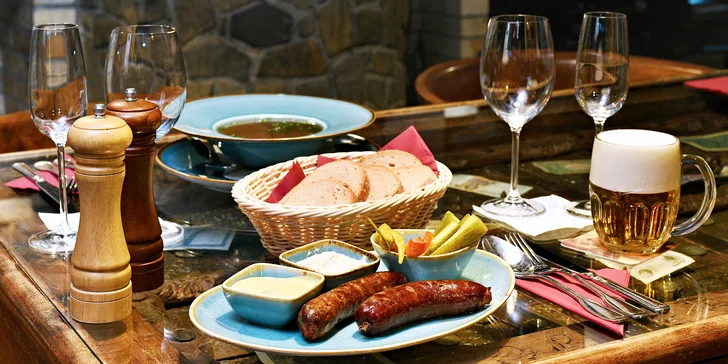 Tříchodové zvěřinové menu pro dva: přípitek, nejrůznější jelení speciality a lívance jako dezert