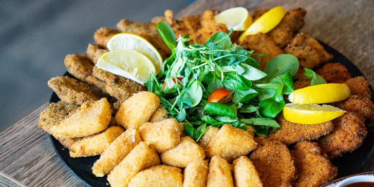 Tác smažených dobrot a i pivo na zapití: vepřová kotleta, kuřecí ve strouhance i sýrové kousky