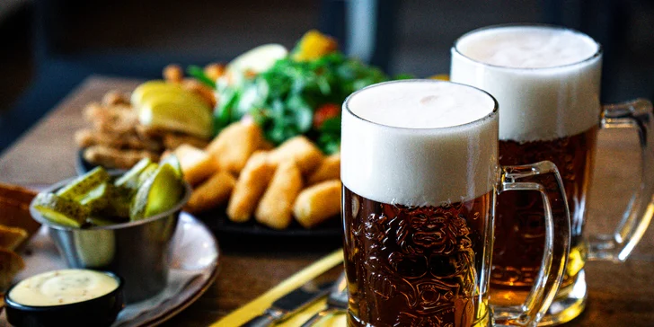 Tác smažených dobrot a i pivo na zapití: vepřová kotleta, kuřecí ve strouhance i sýrové kousky