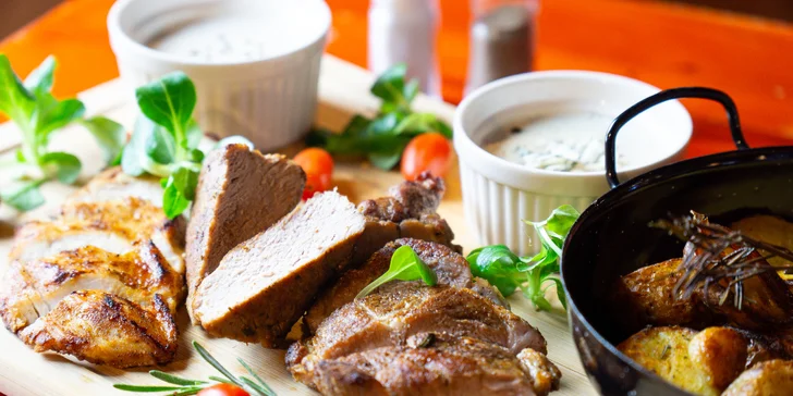 Masové prkno pro dva: panenka v bylinkách, krkovice na medu i kuřecí steak na rozmarýnu
