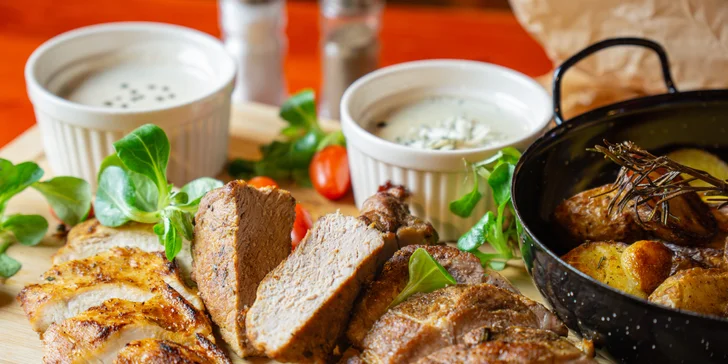 Masové prkno pro dva: panenka v bylinkách, krkovice na medu i kuřecí steak na rozmarýnu