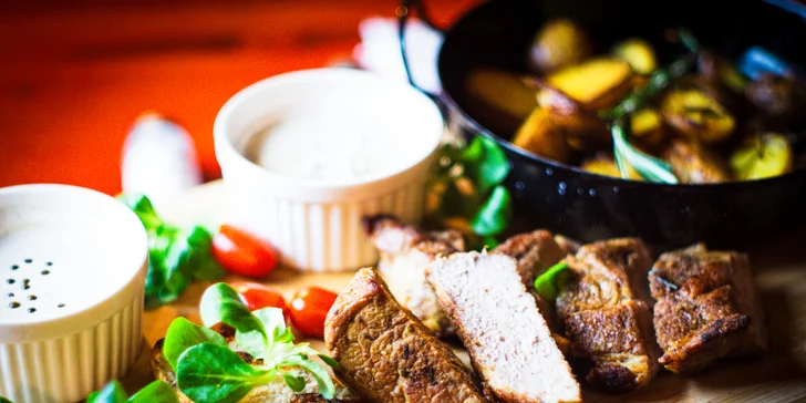 Masové prkno pro dva: panenka v bylinkách, krkovice na medu i kuřecí steak na rozmarýnu