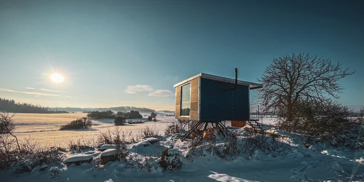 Glamping v krásně zařízeném otočném tiny house pro 2 osoby a víno i degustační set piv
