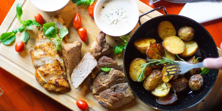 Masové prkno pro dva: panenka v bylinkách, krkovice na medu i kuřecí steak na rozmarýnu