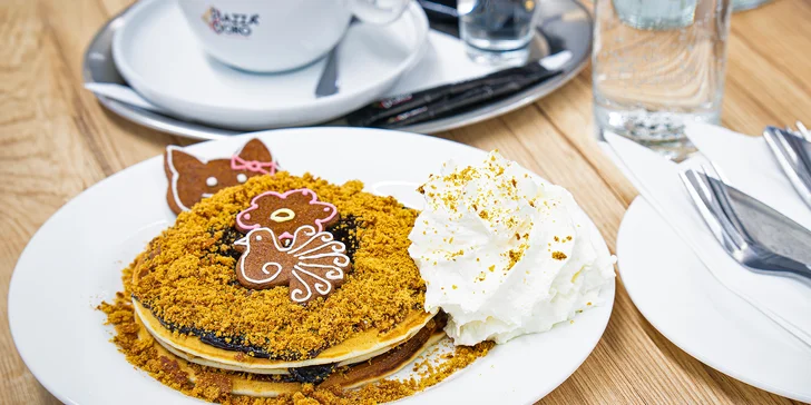 Sladké pohoštění pro 1 nebo 2 osoby: domácí lívance a k nim káva nebo čaj