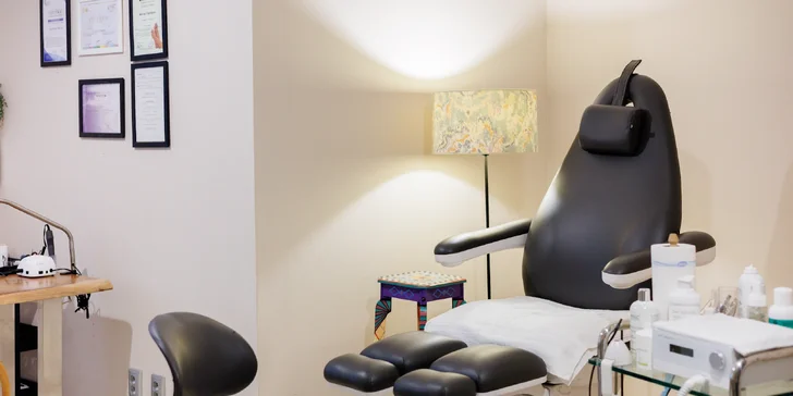 Krásná a zdravá chodidla: medicinální pedikúra SPA nebo klasická s možností gel laku