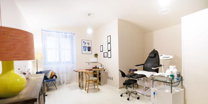 Krásná a zdravá chodidla: medicinální pedikúra SPA nebo klasická s možností gel laku
