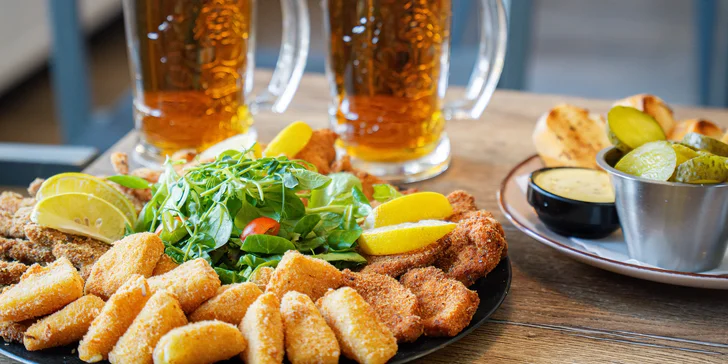 Tác smažených dobrot a i pivo na zapití: vepřová kotleta, kuřecí ve strouhance i sýrové kousky