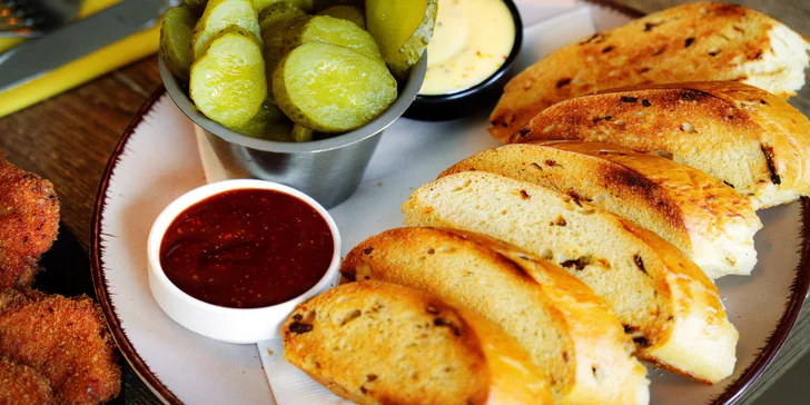 Tác smažených dobrot a i pivo na zapití: vepřová kotleta, kuřecí ve strouhance i sýrové kousky