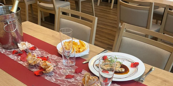 Tříchodové romantické menu pro dva v restauraci s výhledem na Čertovy skály