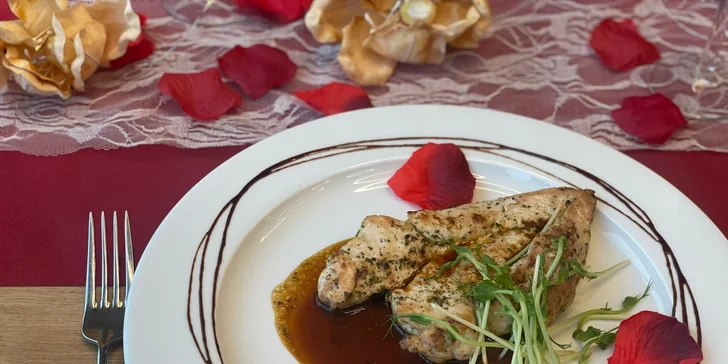 Tříchodové romantické menu pro dva v restauraci s výhledem na Čertovy skály