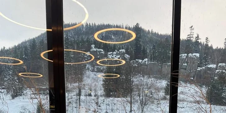 Tříchodové romantické menu pro dva v restauraci s výhledem na Čertovy skály