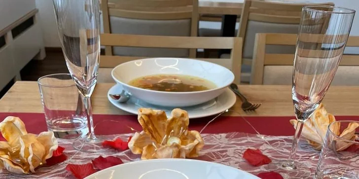 Romantické 3chodové menu s lahví vína v restauraci u Čertových skal pro 2 osoby