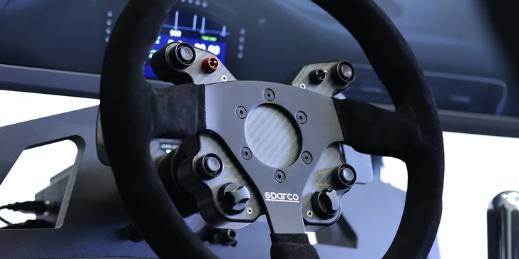 30–120 minut na profi závodním simulátoru v Praze: okruhy, rallye i formule