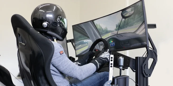 30–120 minut na profi závodním simulátoru v Praze: okruhy, rallye i formule