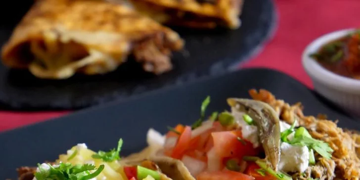 4chodové menu pro dva v mexickém bistru u náměstí Svobody: tacos, nachos a churros i tequila