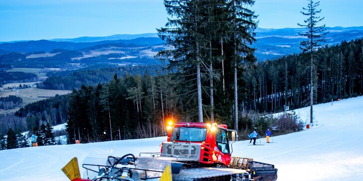 Skipasy na večerní lyžování na Lipně: modrá sjezdovka dlouhá 1400 metrů, hlavní i top sezóna