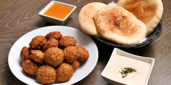 Středomořské all you can eat v Nuslích: veganské i masové dobroty v neomezeném množství pro 1 či 2 osoby