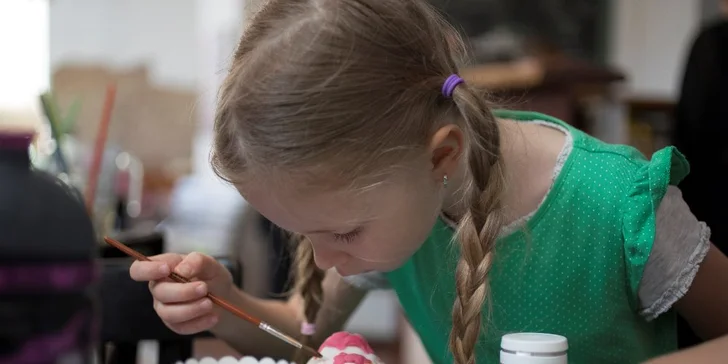 Čokoládové skupinové kurzy pro děti: výroba cake pops, lízátek i cupcakes