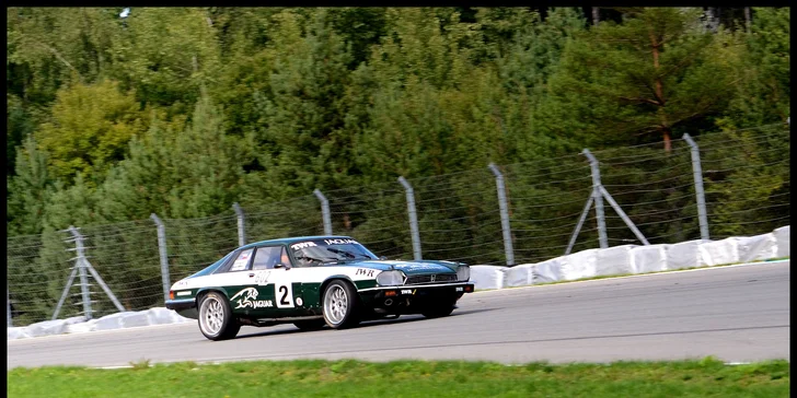 Jízdy na malém či velkém okruhu v Porsche, BMW, Abarthu, Caterhamu, Audi i Jaguaru