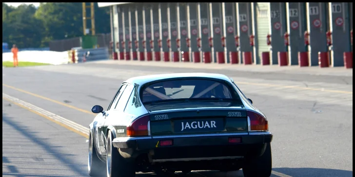 Jízdy na malém či velkém okruhu v Porsche, BMW, Abarthu, Caterhamu, Audi i Jaguaru