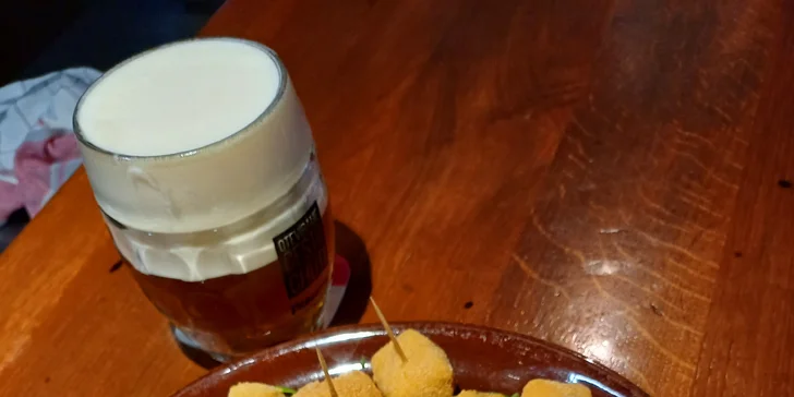 Smažené sýry, stripsy nebo žebra, přílohy i pití pro 1 nebo 2 osoby
