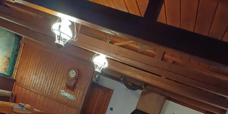 Smažené sýry, stripsy nebo žebra, přílohy i pití pro 1 nebo 2 osoby
