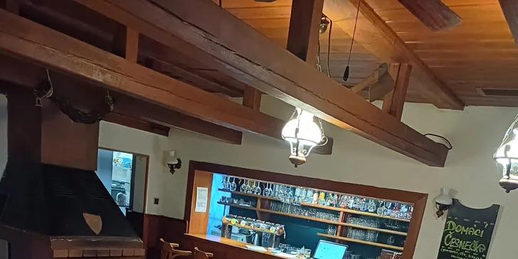 Smažené sýry, stripsy nebo žebra, přílohy i pití pro 1 nebo 2 osoby