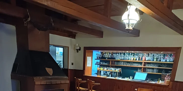 Smažené sýry, stripsy nebo žebra, přílohy i pití pro 1 nebo 2 osoby