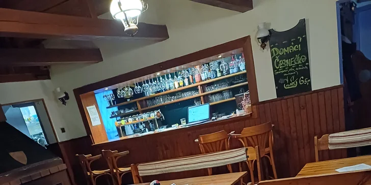 Smažené sýry, stripsy nebo žebra, přílohy i pití pro 1 nebo 2 osoby