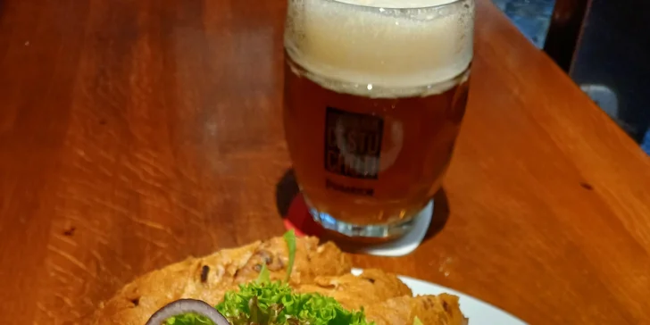 BBQ žebra prohnaná udírnou, coleslaw, bagetka a nápoj pro 1 i 2 osoby