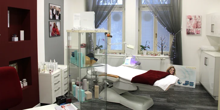 Omlazující masáž obličeje nebo mikrojehličkování proti vráskám: salon v centru Liberce