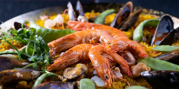 Paella pro dva a sklenka nebo láhev vína k tomu: španělská specialita s krevetami, mušlemi i kalamáry