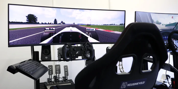 30–120 minut na profi závodním simulátoru v Praze: okruhy, rallye i formule