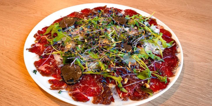 Degustační menu pro 2 osoby na okraji Pardubic: carpaccio, steaky, sorbet i dezert a káva