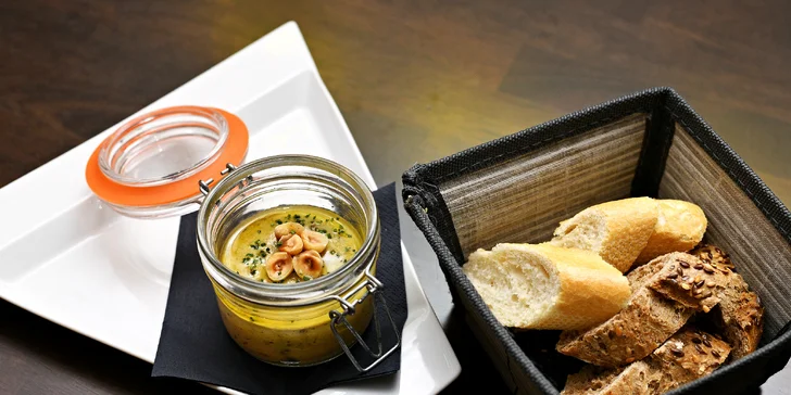 Tříchodové degustační obědové menu v Karlíně pro 2 osoby: kulajda, flank steak, burger i dezert s kávou a víno