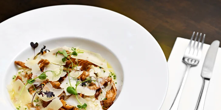 Tříchodové degustační obědové menu v Karlíně pro 2 osoby: kulajda, flank steak, burger i dezert s kávou a víno