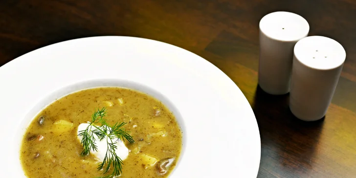 Tříchodové degustační obědové menu v Karlíně pro 2 osoby: kulajda, flank steak, burger i dezert s kávou a víno